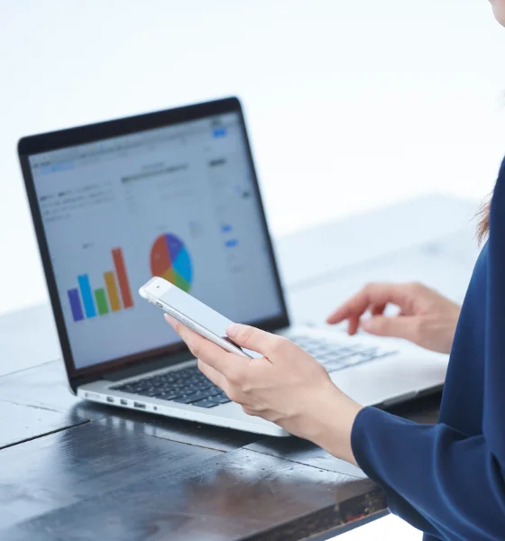 Pessoa ao Telemovel e Computator com Contacto da Incentiva+ Consulting