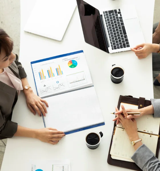 Equipa da Incentiva+ consulting numa mesa a analizar resultados de um estudo de incentivo