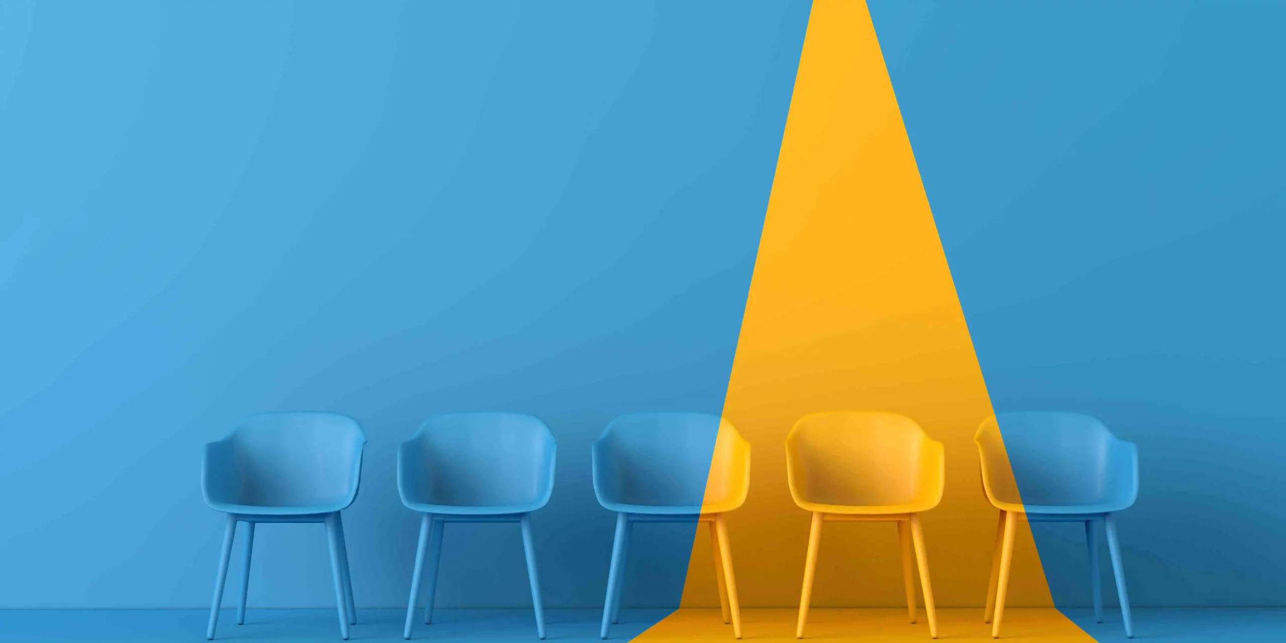 Imagem com cadeiras em plano de fundo azul e uma simulação de luz amarela sobre uma cadeira para ilustrar o post de incentivos à contratação