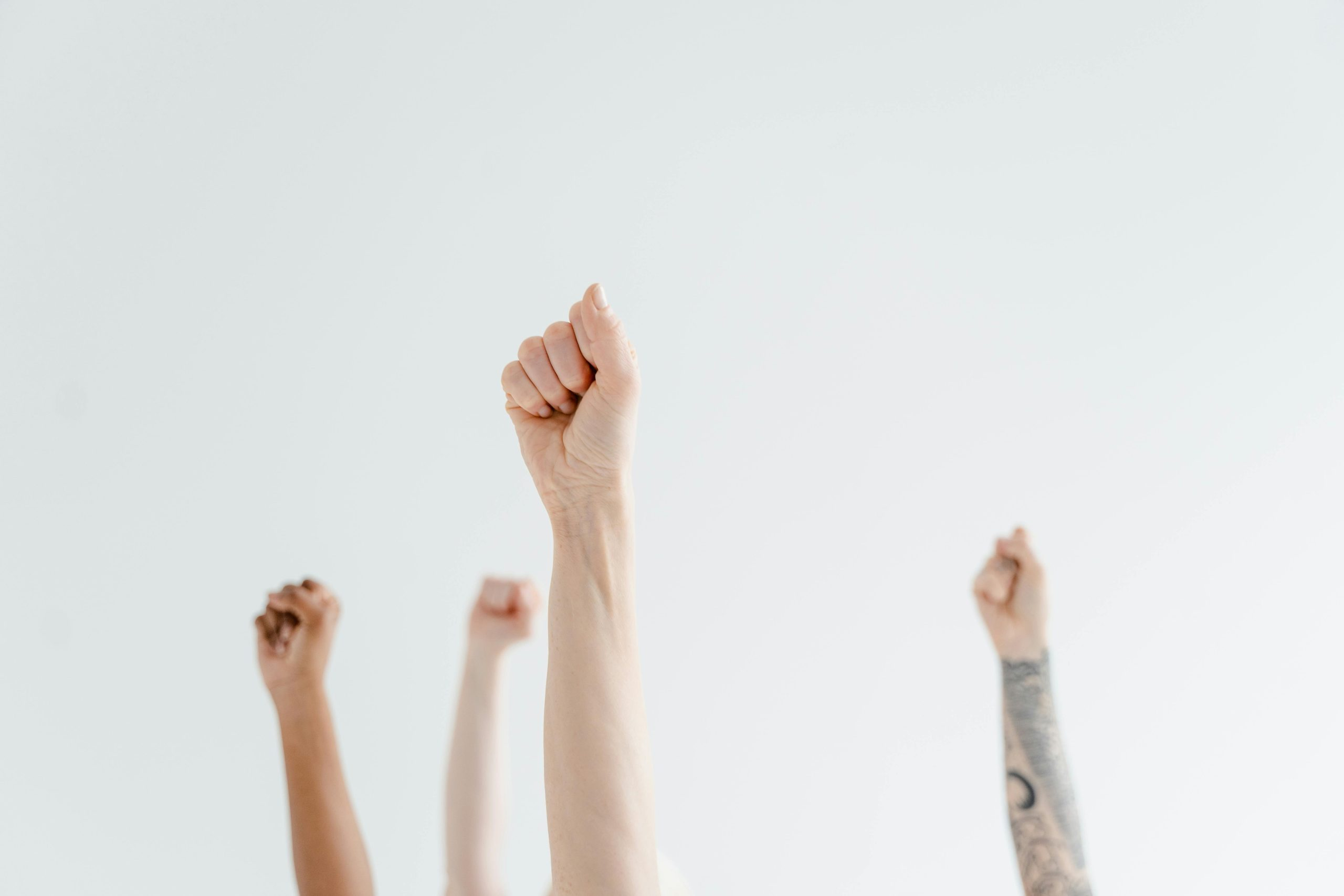 Maos ao ar de clientes que conseguiram apoio a empresas com a incentiva+ consulting